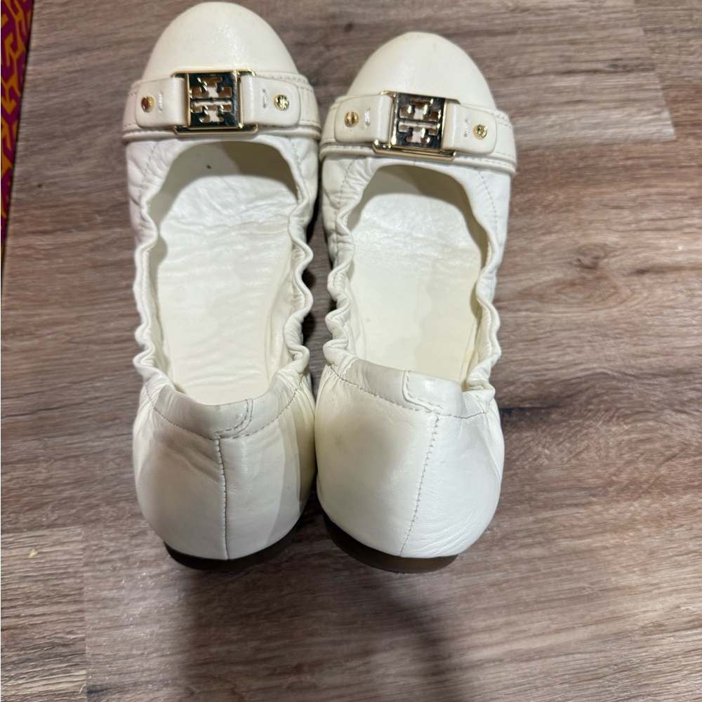 Tory Burch Cream Leather Ballet Flats Size 7.5 Gold Logo Medallion Good Used - Picture 9 of 10